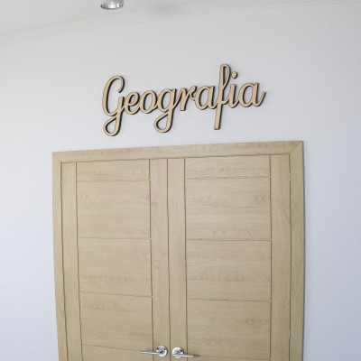 Napis nad drzwi sali Geografia