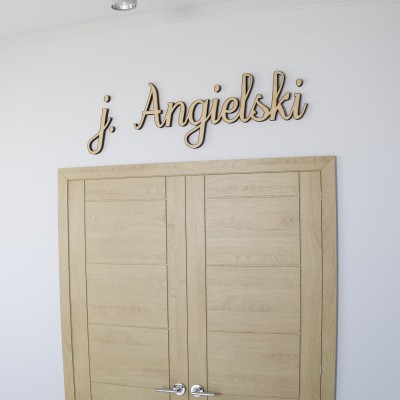 Napis nad drzwi sali Angielski