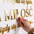 napisy-ze-zloteg-lustra-rodzina-tu-zaczyna-sie-zycie-a-milosc-nie-konczy.jpg