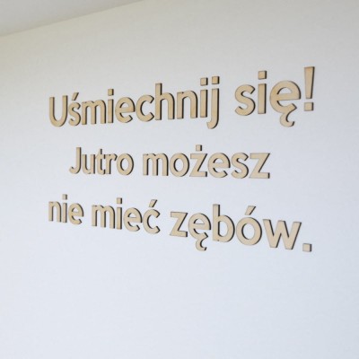 Napisy na ścianę Uśmiechnij się jutro możesz nie mieć zębów