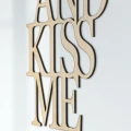 kiss-me-napis-na-sciane-3dekoracje.jpg