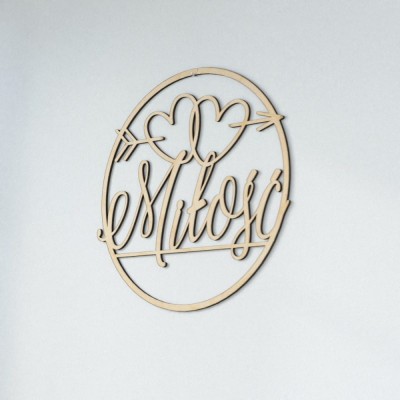 Napis Miłość i dwa serca wycięte w kole