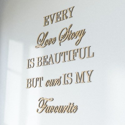 Napisy ścienne Every love story is beutiful