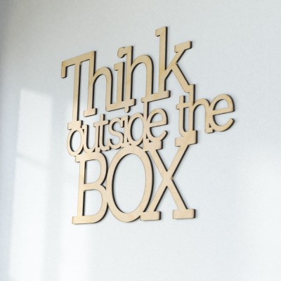 Napis na ścianę Think outside the box