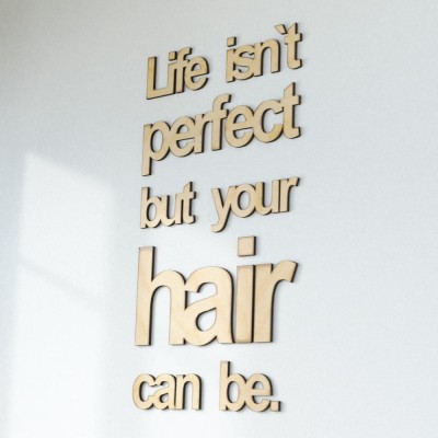 Napisy na ścianę Life isnt perfect but your hair can be