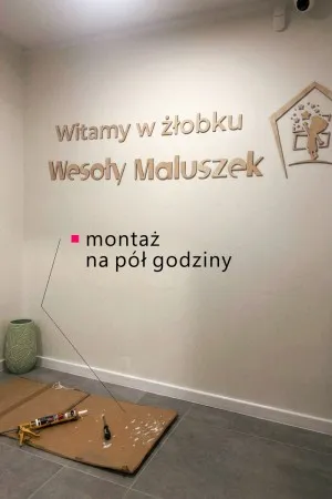 mocowanie drewnianych liter napisu w żłobku przy użyciu kleju montażowego