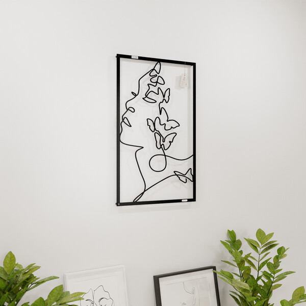 3001012 pięknie wycięte laserem Panel dekoracyjny kobieta z motylami  na białej ścianie z czarnej płyty