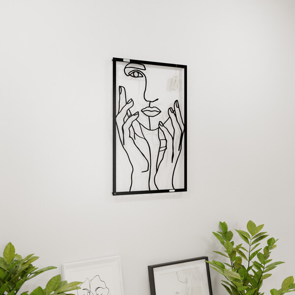 3001019 pięknie wycięte laserem Panel dekoracyjny dłonie kobiety  na białej ścianie z czarnej płyty