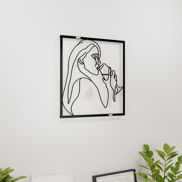 3001031 pięknie wycięte laserem Panel dekoracyjny kobieta z winem  na białej ścianie z czarnej płyty