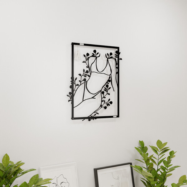 3001041 pięknie wycięte laserem Panel dekoracyjny kobieta w kwiatach  na białej ścianie z czarnej płyty