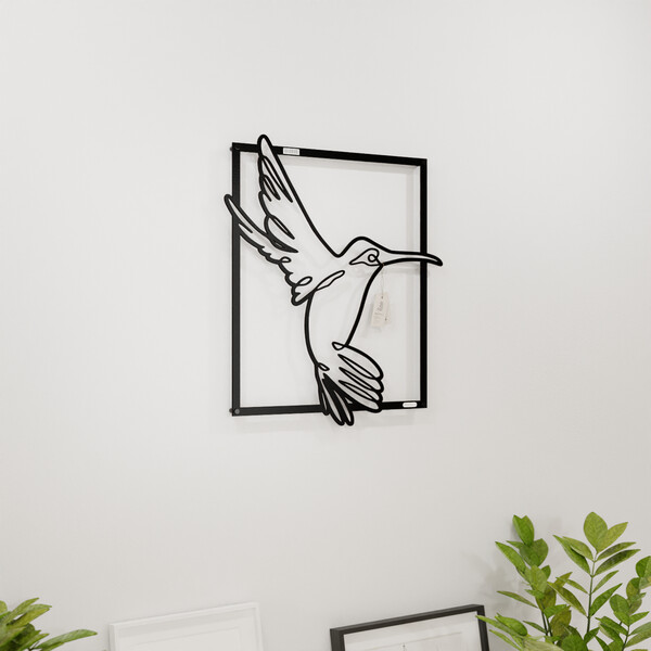 3001052 pięknie wycięte laserem Panel dekoracyjny koliber  na białej ścianie z czarnej płyty