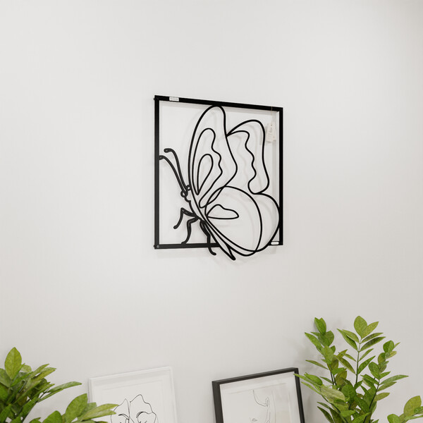 3001061 pięknie wycięte laserem Panel dekoracyjny motyl  na białej ścianie z czarnej płyty