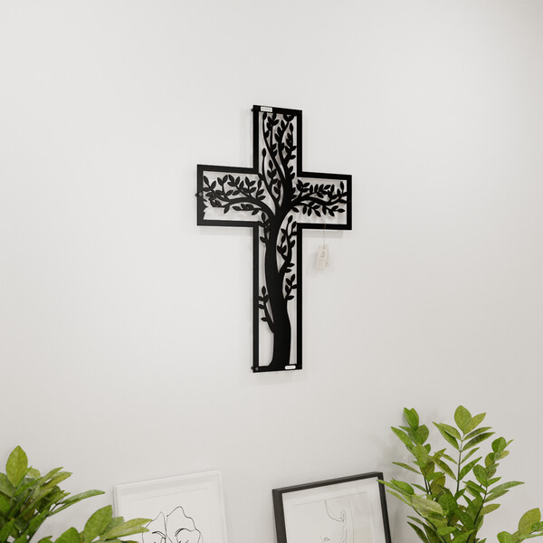 3001147 pięknie wycięte laserem Panel dekoracyjny krzyż  na białej ścianie z czarnej płyty