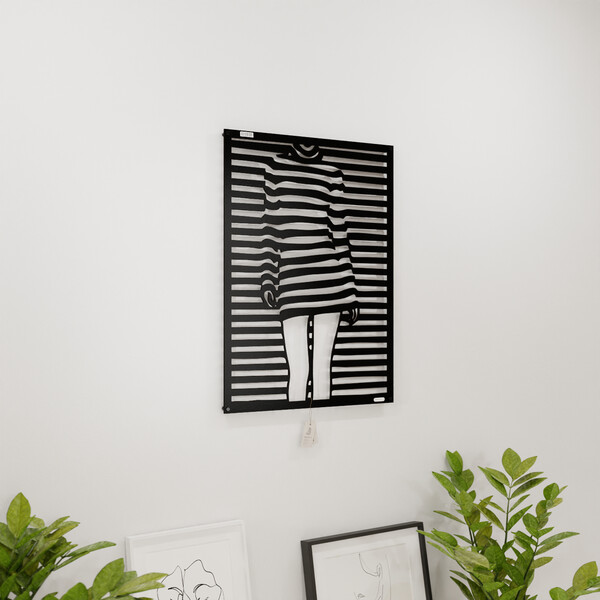 3001162 pięknie wycięte laserem Panel dekoracyjny kobieta w pasy  na białej ścianie z czarnej płyty