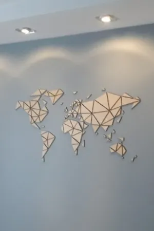 Geometryczna mapa świata wykonana ze sklejki, dekoracja ściany