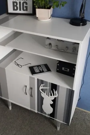 Dekoracja w kształcie głowy jelenia wycięta laserem z białej plexi, zamocowana na drzwiach szafki