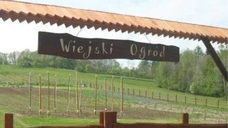 Drewniana tablica z napisem Wiejski Ogród