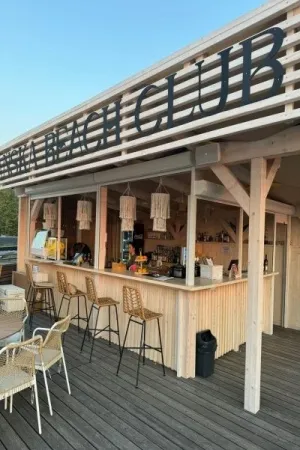 Beach Club - kawiarnia w nowoczesnym stylu litery