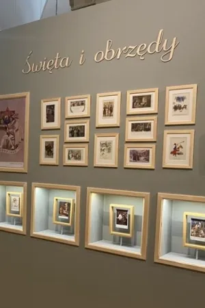 Drewniane napisy ze sklejki na szarej ścianie