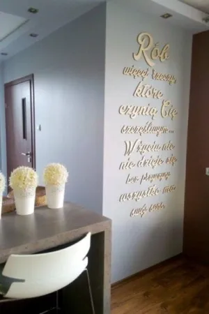 Motywacyjny napis z drewna Rób więcej rzeczy, które czynią Cię szczęśliwym