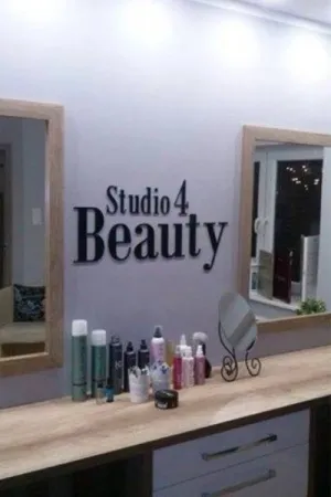 Drewniany napis wycięty laserem zamontowany na ścianie