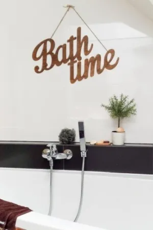 Napis Bath Time zamontowany na ścianie w łazience