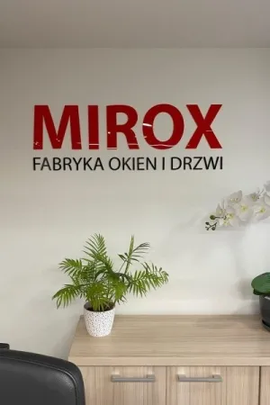 litery czerwone i czarne z plexi