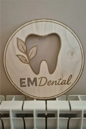 Drewniane logo gabinetu stomatologicznego z motywem zeba