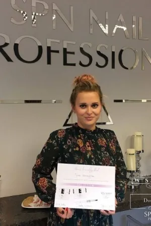 Litery z lustra akrylowego logo dla salonu paznokci