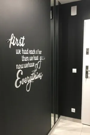 Lustrzane napisy na czarnej scianie