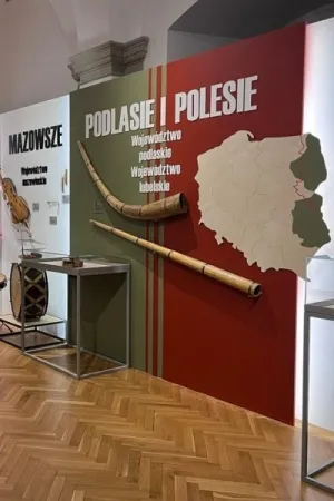 Napisy i drewnian mapa polski z wygrawerowanymi granicami