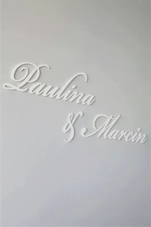 Napis Paulina & Marcin z białej plexi dekoracja ściany