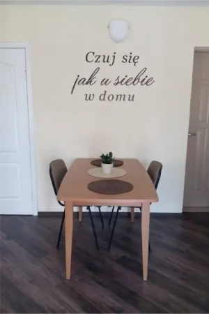 Napis Czuj się jak u siebie w domu wykonany ze sklejki, dekoracja w jadalni