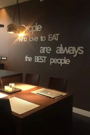 Dekoracyjny napis na ścianie w kuchni People who love to eat are always the best people