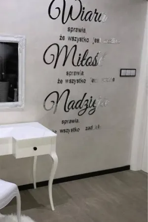 Napis dekoracyjny Wiara Miłość Nadzieja wykonany z akrylowego lustra na ścianie