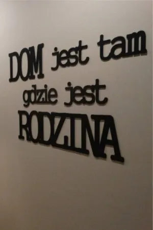 Dekoracyjny napis na ścianie: Dom jest tam gdzie jest rodzina
