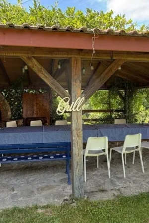 Drewniany napis grill w altanie ogrodowej