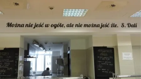 Cytat Salvadora Dalego nad okienkiem kuchennym: Można nie jeść w ogóle, ale nie można jeść źle.