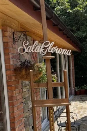 Drewniany napis sala glowna zamontowany nad wejsciem
