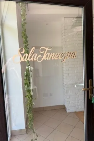 Drewniany napis sala taneczna umieszczony na drzwiach