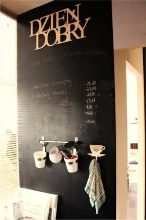 Napis Dzień Dobry wykonany ze sklejki, umieszczony na tablicy w kuchni