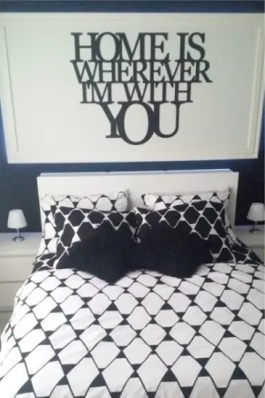 Napis dekoracyjny na ścianie: Home is wherever I'm with you, nad łóżkiem w nowoczesnej sypialni