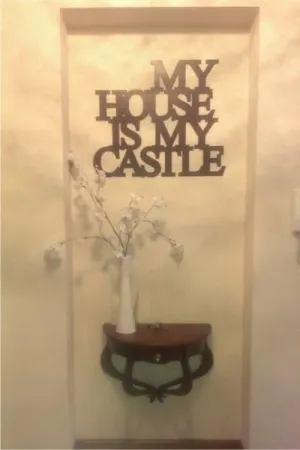 Napis My House is My Castle wykonany ze sklejki, dekoracja w przedpokoju