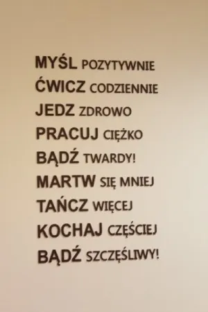 Napis Myśl pozytywnie, ćwicz codziennie, jedz zdrowo wykonany ze sklejki, motywacyjna dekoracja ściany