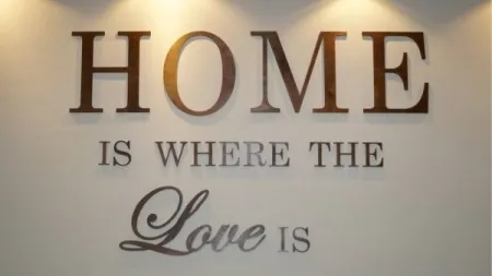 Dekoracyjny napis na ścianie HOME IS WHERE THE LOVE IS