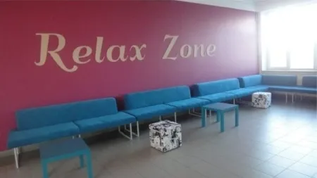 Duże litery składające się na napis „Relax Zone” w przestrzeni wypoczynkowej.