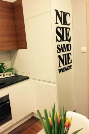Napis Nic się samo nie wydarzy wykonany ze sklejki, dekoracja w kuchni