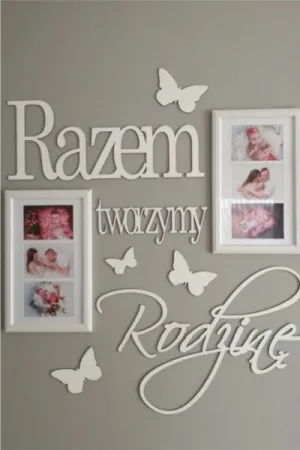 Napis dekoracyjny na ścianie: Razem tworzymy rodzinę z motywem motyli i ramkami ze zdjęciami