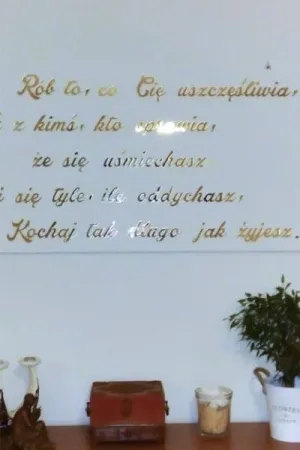 Napis Rob to, co Cię uszczęśliwia, wykonany ze sklejki, dekoracja ściany