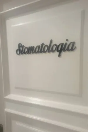Napis Stomatologia wykonany w eleganckim stylu, umieszczony na drzwiach